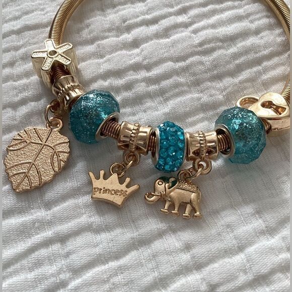 NWT gold tone metal charm bracelet slight stretch - Picture 5 of 5